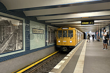 Berlin  Deutschland  U-Bahn der Linie 4 faehrt in den Bahnhof Bayerischer Platz ein