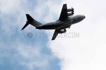 Hannover  Deutschland  Airbus A400M der Luftwaffe im Steigflug