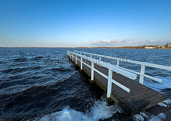 Deutschland  Bad Zwischenahn - Steg am Zwischenahner Meer  das eigentlich ein See ist. Bad Zwischenahn ist ein bekannter Kurort.