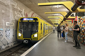 Berlin  Deutschland  U-Bahn der Linie 9 faehrt in den Bahnhof Schlossstrasse ein