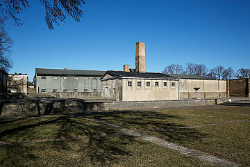Fuerstenberg / Havel  Brandenburg  Deutschland - Blick auf den Zellenbau und das Krematorium auf dem Gelaende der Mahn- und Gedenkstaette Ravensbrueck.