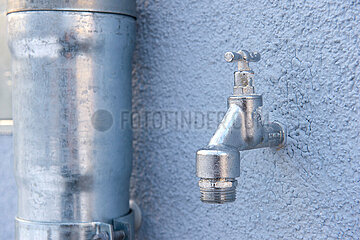 Berlin  Deutschland - Wasserhahn im Aussenbereich eines Hauses