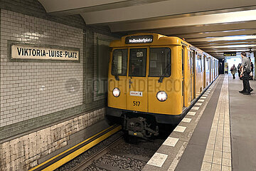 Berlin  Deutschland  U-Bahn der Linie 4 faehrt in den Bahnhof Viktoria-Luise-Platz ein