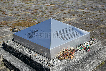 Fuerstenberg / Havel  Brandenburg  Deutschland - Gedenktafel am Ort des ehemaligen Zeltlagers auf dem Gelaende der Mahn- und Gedenkstaette Ravensbrueck.