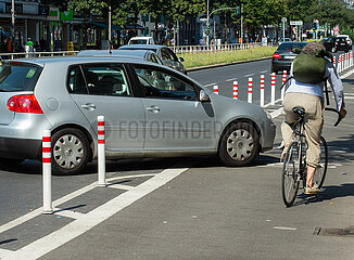 Berlin  Deutschland - Pkw blockiert Fahrradweg