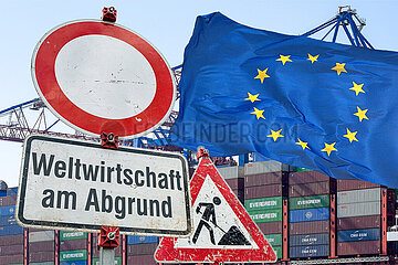 Symbolische Schilder Weltwirtschaft am Abgrund