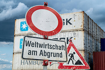 Symbolische Schilder Weltwirtschaft am Abgrund