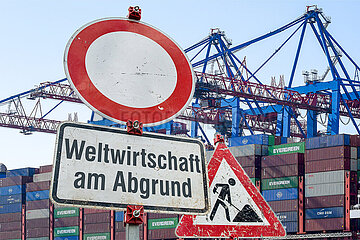 Symbolische Schilder Weltwirtschaft am Abgrund