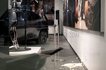 Neue Generation wirft Torte auf Roboter in Tesla Showroom