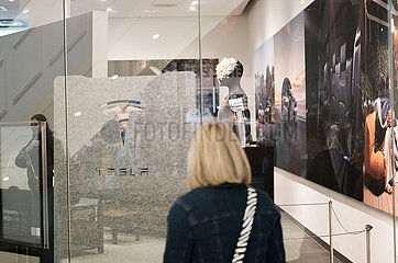 Neue Generation wirft Torte auf Roboter in Tesla Showroom