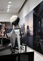 Neue Generation wirft Torte auf Roboter in Tesla Showroom
