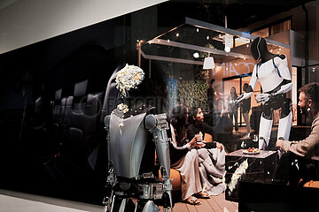 Neue Generation wirft Torte auf Roboter in Tesla Showroom