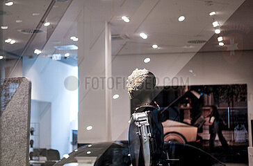 Neue Generation wirft Torte auf Roboter in Tesla Showroom