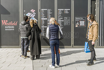 Menschen strömen zum modernen Haupteingang der neu eröffneten Westfield Mall