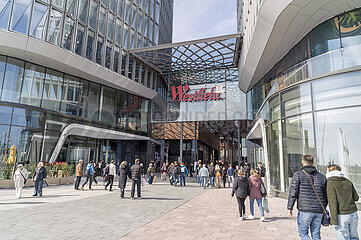 Menschen strömen zum modernen Haupteingang der neu eröffneten Westfield Mall