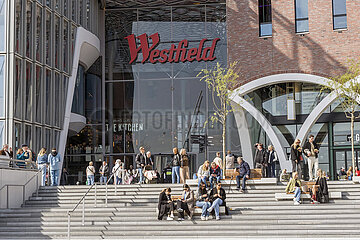 Menschen strömen zum modernen Haupteingang der neu eröffneten Westfield Mall