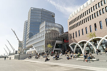 Menschen strömen zum modernen Haupteingang der neu eröffneten Westfield Mall