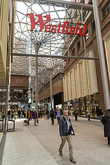 Menschen strömen zum modernen Haupteingang der neu eröffneten Westfield Mall