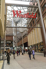 Menschen strömen zum modernen Haupteingang der neu eröffneten Westfield Mall