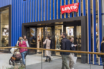 Menschen strömen zum modernen Haupteingang der neu eröffneten Westfield Mall