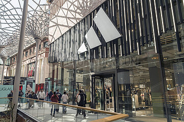 Menschen strömen zum modernen Haupteingang der neu eröffneten Westfield Mall