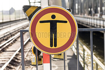 Verbotsschild auf einer Eisenbahnbrücke