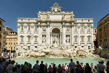 Rom  Latium  Italien  ITA - Massentourismus am Trevi-Brunnen und Palazzo Poli.