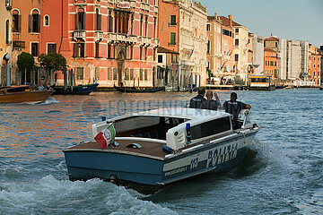 Venedig  Venetien  Italien  ITA - Polizei-Bootsfahrt auf dem Canal Grande in Venedig