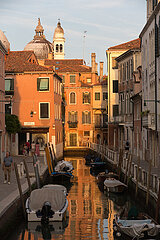 Venedig  Venetien  Italien  ITA - Boote ankern an Haeuserfronten