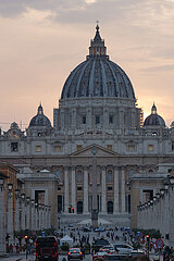 Rom  Latium  Italien  ITA - Vatikanstadt  Petersdom im Abendlicht