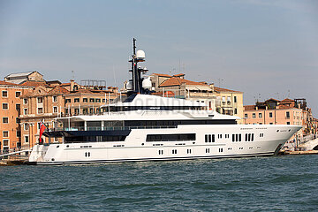 Venedig  Venetien  Italien  ITA - Festgemachte Yacht ankert am Pier