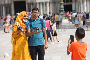 Venedig  Venetien  Italien  ITA - Am San Marco Platz machen Touristen Selfies mit Tauben