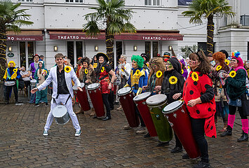 Deutschland  Bremen - Der 40. Bremer Samba-Karneval im Stadtteil Ostertor  in Bremen auch genannt Viertel  Trommelformation vor dem Goethe-Theater