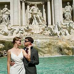Rom  Latium  Italien  ITA - Tourismus am Trevi-Brunnen und Palazzo Poli.