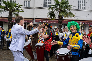 Deutschland  Bremen - Der 40. Bremer Samba-Karneval im Stadtteil Ostertor  in Bremen auch genannt Viertel  Trommelformation vor dem Goethe-Theater