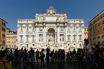 Rom  Latium  Italien  ITA - Massentourismus am Trevi-Brunnen und Palazzo Poli.