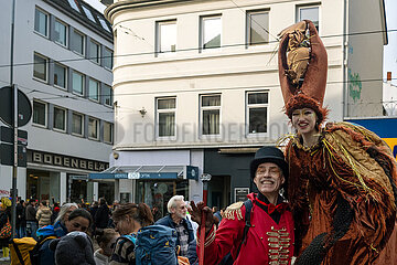 Deutschland  Bremen - Der 40. Bremer Samba-Karneval im Stadtteil Ostertor  in Bremen auch genannt Viertel  Frau auf Stelzen  mann als Zirkusdirektor verkleidet