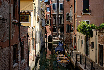 Venedig  Venetien  Italien  ITA - Boote ankern an Haeuserfront