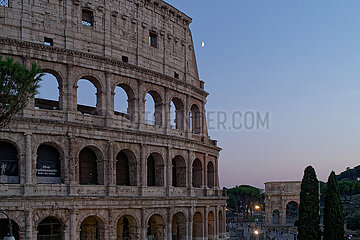 Rom  Latium  Italien  ITA - Kolosseum in der Abenddaemmerung