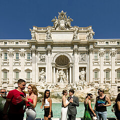 Rom  Latium  Italien  ITA - Tourismus am Trevi-Brunnen und Palazzo Poli.
