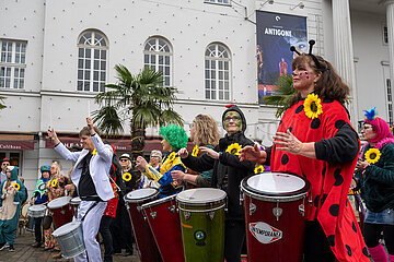 Deutschland  Bremen - Der 40. Bremer Samba-Karneval im Stadtteil Ostertor  in Bremen auch genannt Viertel  Trommelformation vor dem Goethe-Theater