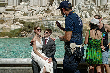 Rom  Latium  Italien  ITA - Tourismus am Trevi-Brunnen und Palazzo Poli.
