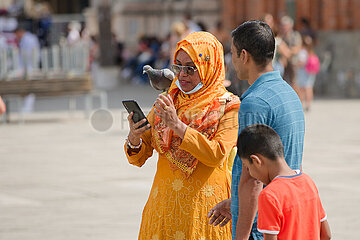 Venedig  Venetien  Italien  ITA - Am San Marco Platz machen Touristen Selfies mit Tauben