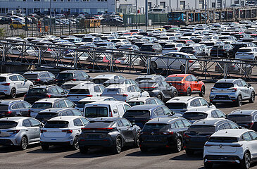 Autoterminal im Duisburger Hafen  Duisburg  Ruhrgebiet  Nordrhein-Westfalen  Deutschland