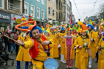 Deutschland  Bremen - Der 40. Bremer Samba-Karneval im Stadtteil Ostertor  in Bremen auch genannt Viertel  Trommelformation aus dem polnischen Szczeczin