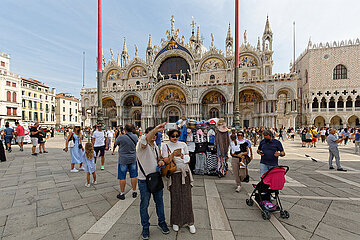 Venedig  Venetien  Italien  ITA - Touristen machen Selfies vor dem Markusdom am San Marco Platz