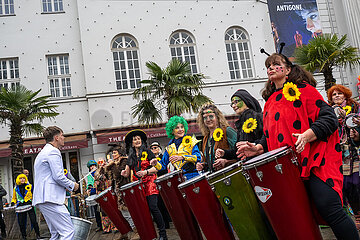 Deutschland  Bremen - Der 40. Bremer Samba-Karneval im Stadtteil Ostertor  in Bremen auch genannt Viertel  Trommelformation vor dem Goethe-Theater