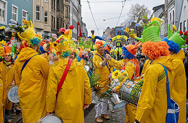 Deutschland  Bremen - Der 40. Bremer Samba-Karneval im Stadtteil Ostertor  in Bremen auch genannt Viertel  Trommelformation aus dem polnischen Szczeczin