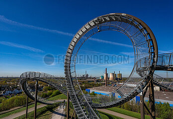 Industrielandschaft  Tiger & Turtle vor HKM Huettenwerk Krupp Mannesmann  Duisburg  Ruhrgebiet  Nordrhein-Westfalen  Deutschland