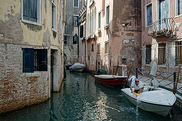 Venedig  Venetien  Italien  ITA - Boote ankern an Haeuserfront
